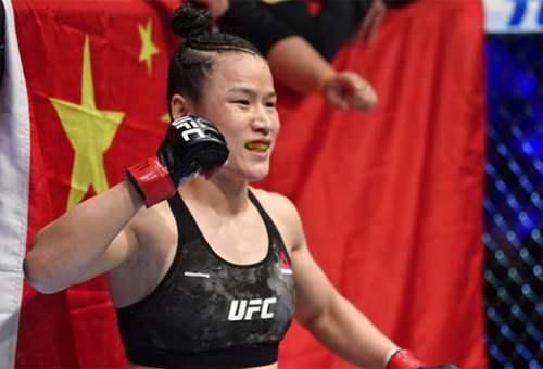 张伟丽击败乔安娜观众全体起立致敬 用中国人的方式赢得西方尊重