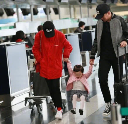 刘恺威和女儿首次公开同台 父女俩互动又萌又甜 小糯米超像杨幂