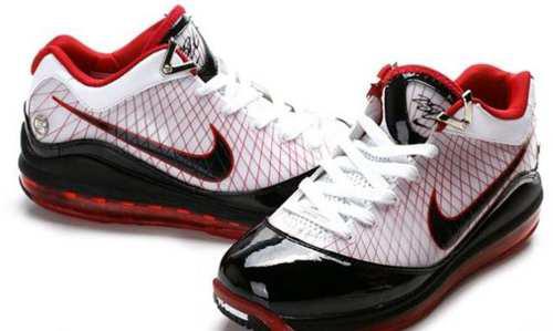 詹姆斯篮球鞋全系列介绍 lebron是最强的一代吗