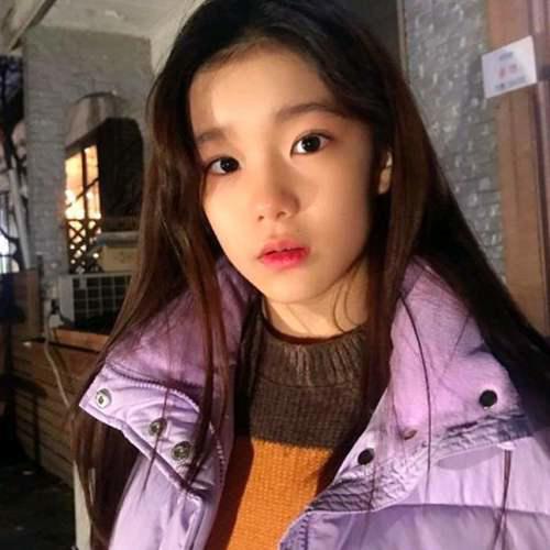 把IU童年照跟她对比真的傻傻分不清 金奎丽被称为IU御用童星 完成型美貌让人羡慕