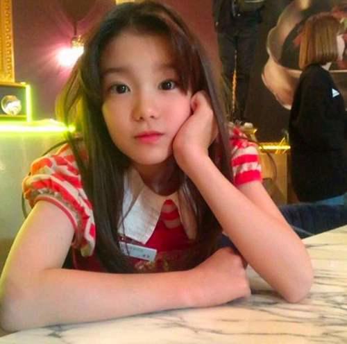 把IU童年照跟她对比真的傻傻分不清 金奎丽被称为IU御用童星 完成型美貌让人羡慕