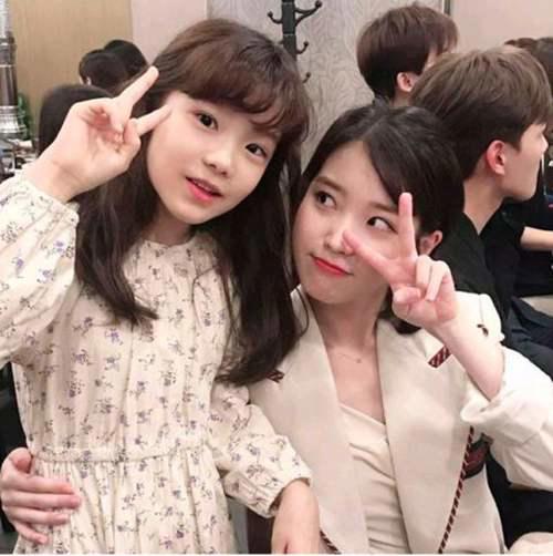 把IU童年照跟她对比真的傻傻分不清 金奎丽被称为IU御用童星 完成型美貌让人羡慕