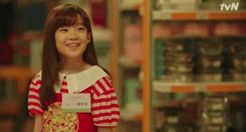 把IU童年照跟她对比真的傻傻分不清 金奎丽被称为IU御用童星 完成型美貌让人羡慕