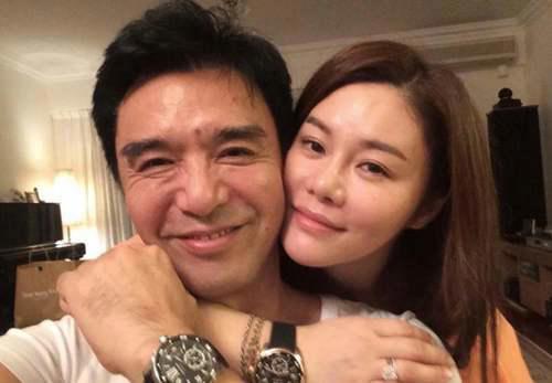 钟镇涛的两任 挥霍25亿的章小蕙与养了4个孩子的范姜 你更想成为谁