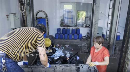 夫妻为捡垃圾卖住房