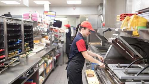 在美国麦当劳打工 煎汉堡1小时325块钱 但还是很难招到人