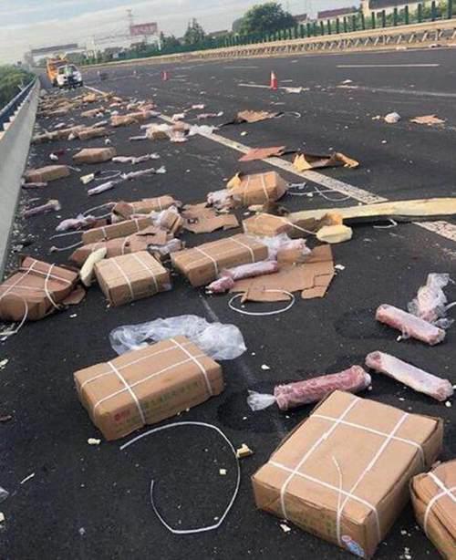 货车遇事故7吨猪肉遭哄抢