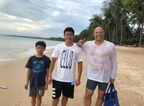 54岁史可晒外亿万富翁外籍老公 一身肌肉为老婆和面 光头亮了