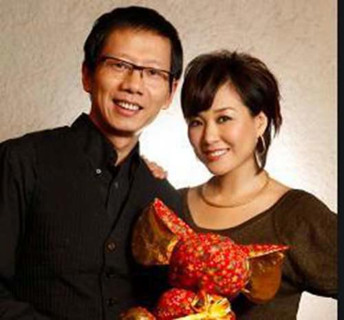 54岁史可晒外亿万富翁外籍老公 一身肌肉为老婆和面 光头亮了