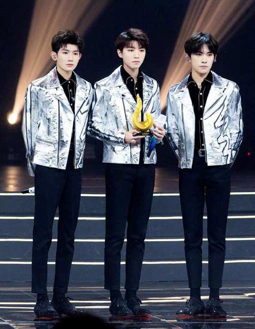 TFBOYS组合名存实亡 王俊凯王源千玺同台不同框 组合名已被除掉