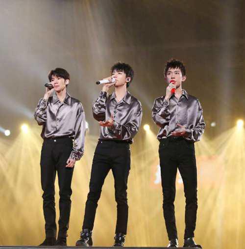 TFBOYS组合名存实亡 王俊凯王源千玺同台不同框 组合名已被除掉