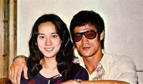 向华强养了前妻40年 向太却从不干涉 丁佩到底何德何能