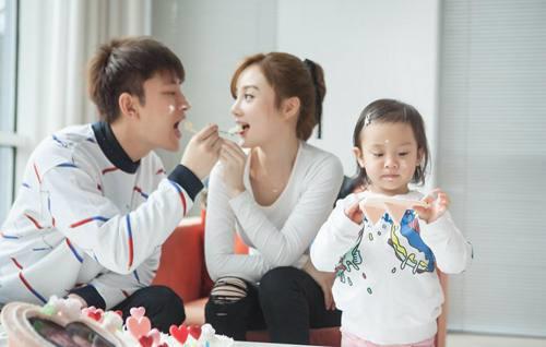 近日有网友曝光李小璐和贾乃亮离婚协议 事情真相究竟是什么