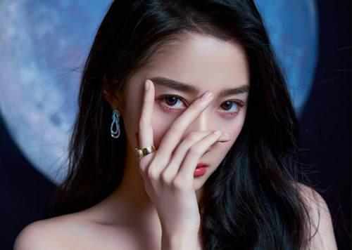 鹿晗和关晓彤秀恩爱 佩戴 一箭穿心 饰品 更是做出情侣动作