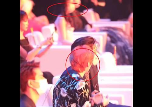 鹿晗和关晓彤秀恩爱 佩戴 一箭穿心 饰品 更是做出情侣动作