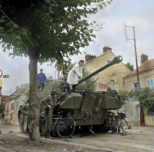 同时装备大名鼎鼎的虎式坦克 黑豹坦克 自行火炮与防空炮 这支部队就是贝克重装甲团