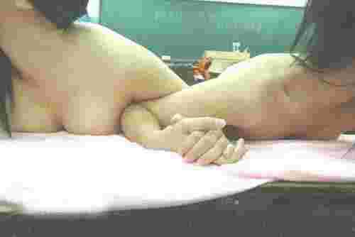 网传广东12名女中学生脱衣拍照 私拍照完整bt高清