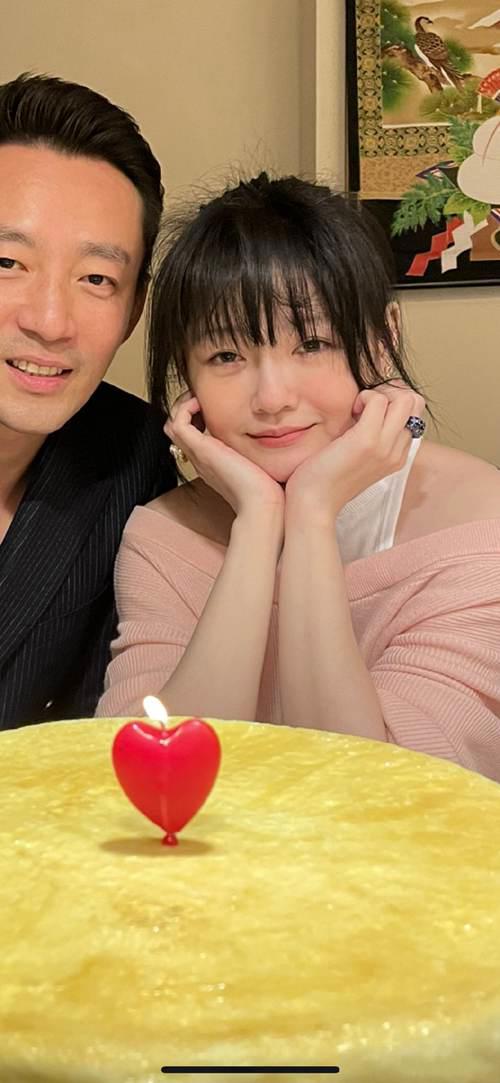 汪小菲与大s高调秀恩爱 还送大s定制的钻戒 钻戒上的字太暖心了