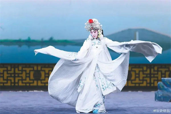 梅派大青衣史依弘简介资料(入行40年如今已成大家)