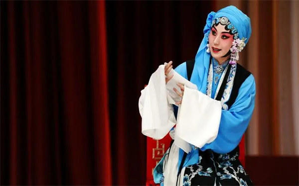 梅派大青衣史依弘简介资料(入行40年如今已成大家)