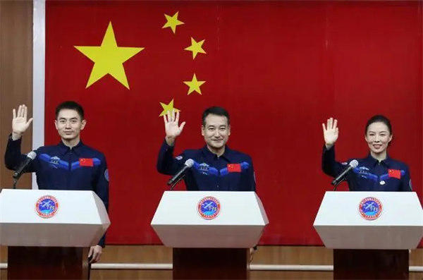 翟志刚资料简介(太空漫步的第一人)