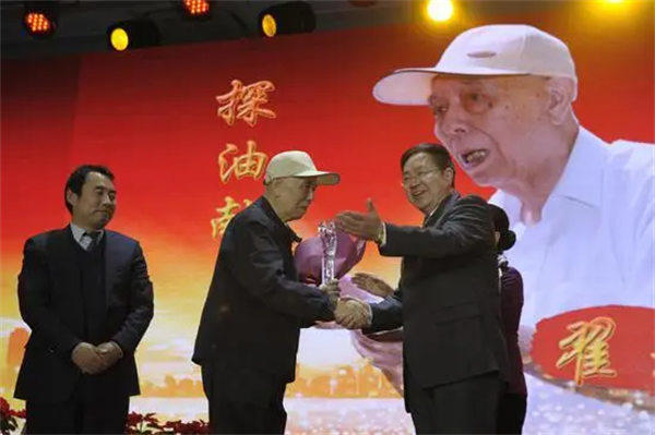 感动石油人物翟光明院士资料介绍(祖国的骄傲)