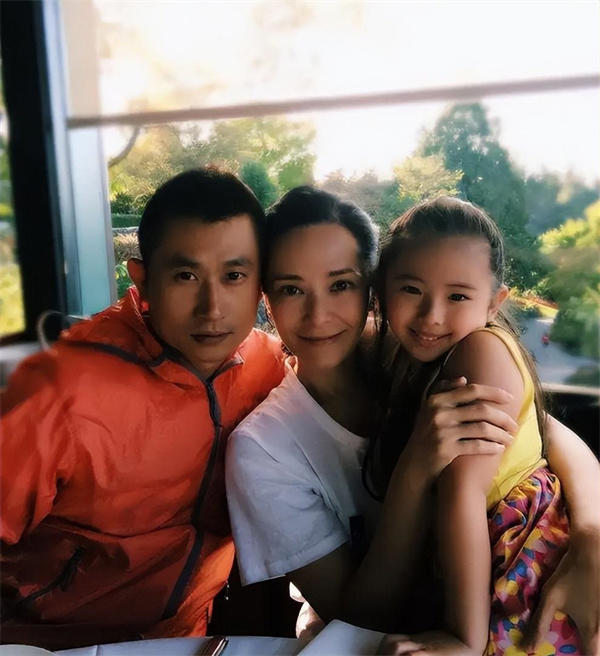 混血港姐郭羡妮个人资料简介(倒贴3套房下嫁到河南农村)