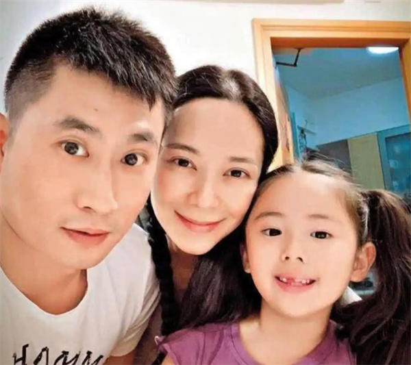 混血港姐郭羡妮个人资料简介(倒贴3套房下嫁到河南农村)