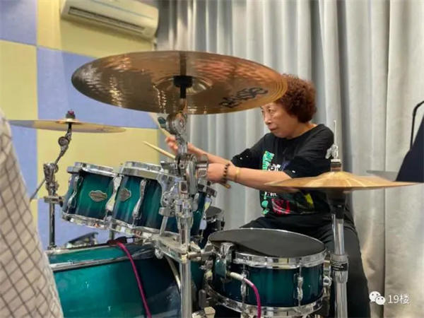 摇滚奶奶董云蓉个人资料介绍(79岁成为网红让人敬佩)