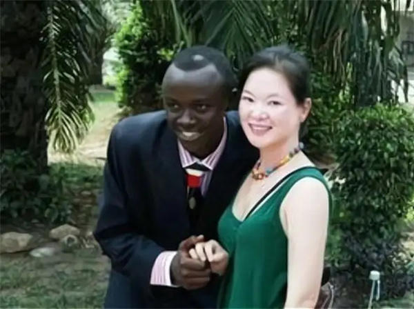 清华才女王丽红资料介绍(远嫁非洲嫁给黑人有了四个混血宝宝)