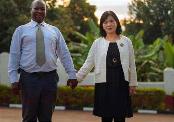 清华才女王丽红资料介绍(远嫁非洲嫁给黑人有了四个混血宝宝)