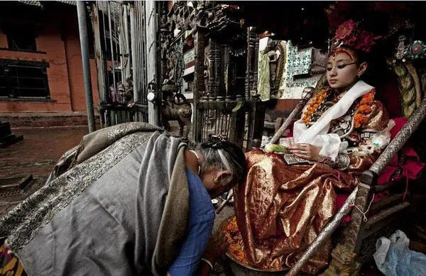 尼泊尔活女神库玛丽介绍(这种活女神是幸运还是悲惨)