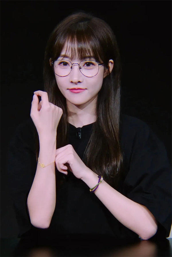 主播何奈司资料介绍(曾经的女团成员如今的宅男女神范主播)