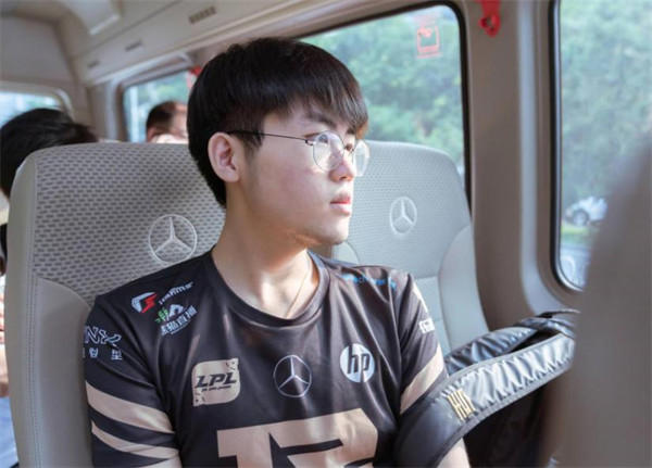 姿态直播热度超越PDD(美女辅助李冉也被带火)