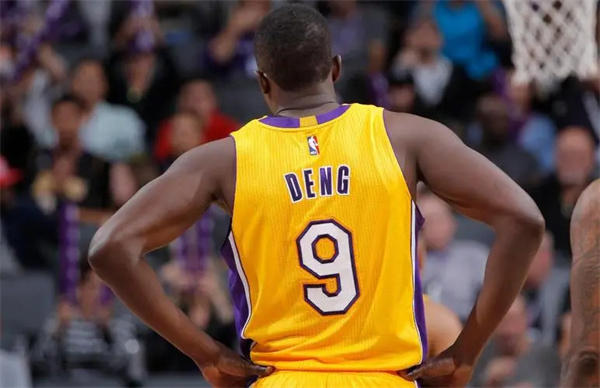 罗尔邓当主教练了(被湖人解雇后去了南苏丹谋了教练工作)