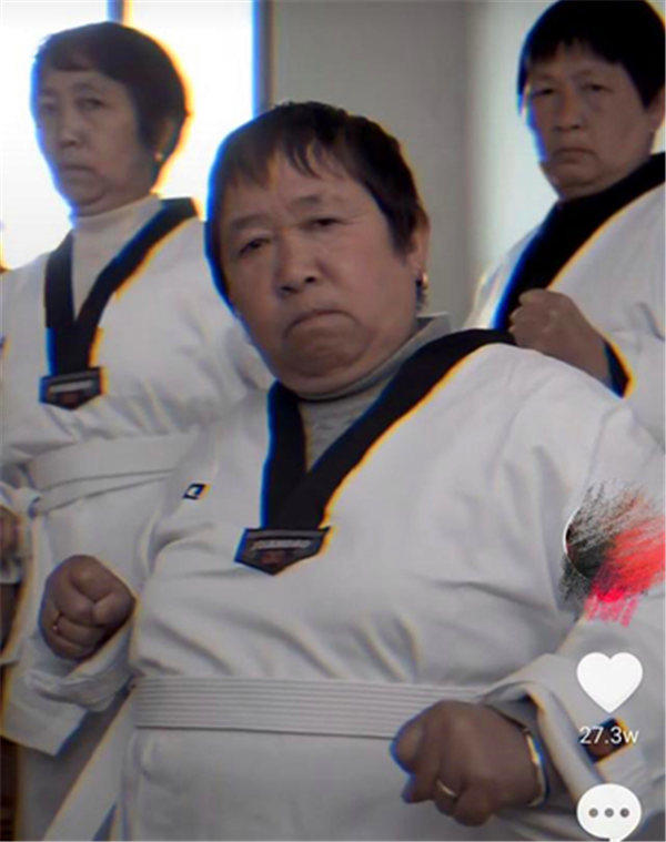 抖音网红三支花阿姨带货直播(啥也不干卖货秒杀其他网红)