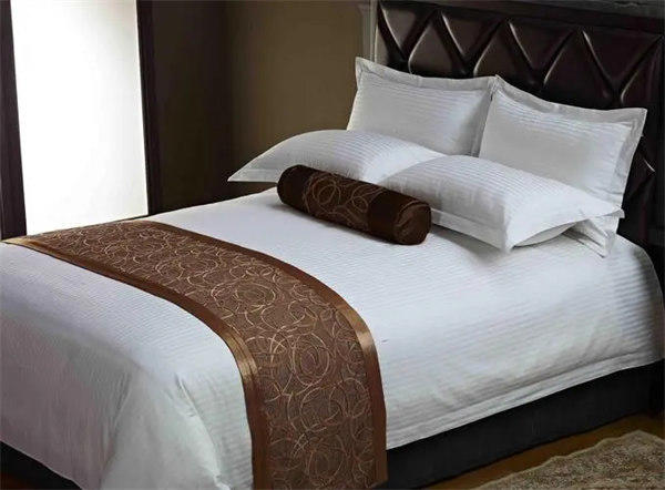 酒店床上的那块布是干嘛的(保洁阿姨告诉你真相)