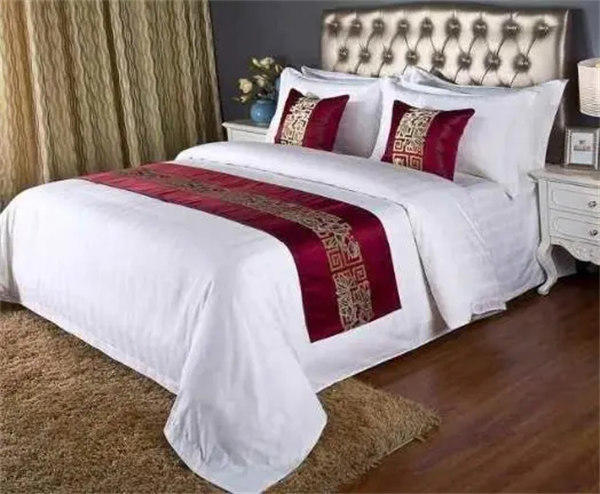 酒店床上的那块布是干嘛的(保洁阿姨告诉你真相)