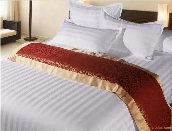 酒店床上的那块布是干嘛的(保洁阿姨告诉你真相)