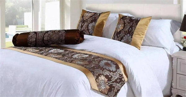 酒店床上的那块布是干嘛的(保洁阿姨告诉你真相)