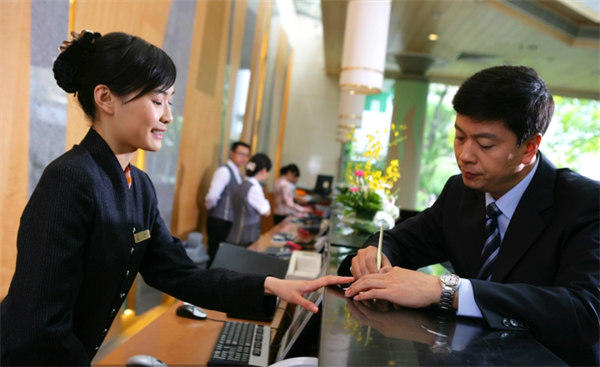 为什么酒店前台接待要穿黑色丝袜(不仅是为了美)