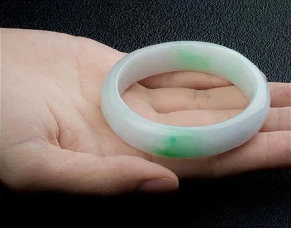 一文讲清楚翡翠如何鉴别(明星都被骗了)