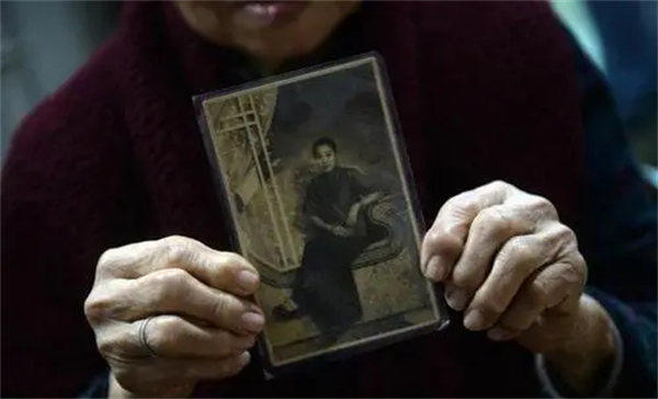 自梳女是什么意思(这群人太可怜了)