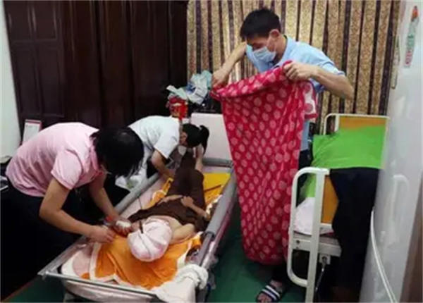 浅谈助浴师这个职业(他们守护着失能老人最后的体面）