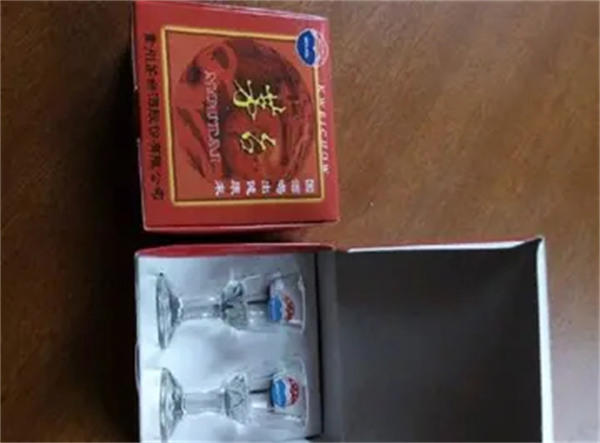 买茅台赠的小酒杯是用来干什么的(不要以为只是喝酒的)