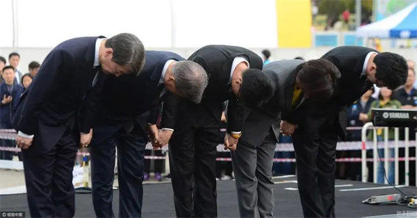 参加葬礼吊唁时磕几个头是对的(有的人不磕头)