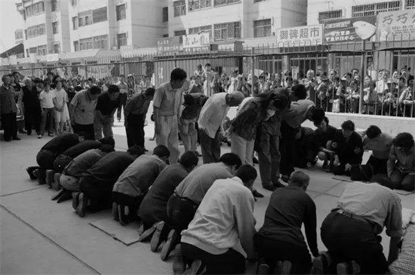 参加葬礼吊唁时磕几个头是对的(有的人不磕头)