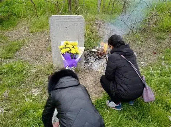 女儿莫要去上坟,小心断了娘家门有道理吗(为啥女人不能上坟)
