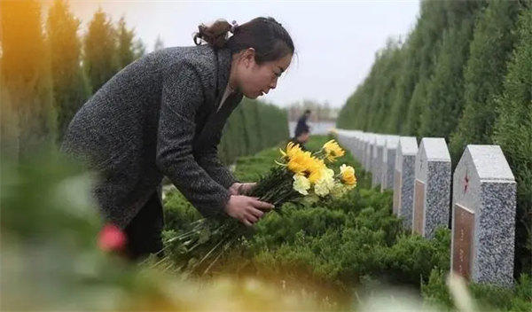 女儿莫要去上坟,小心断了娘家门有道理吗(为啥女人不能上坟)