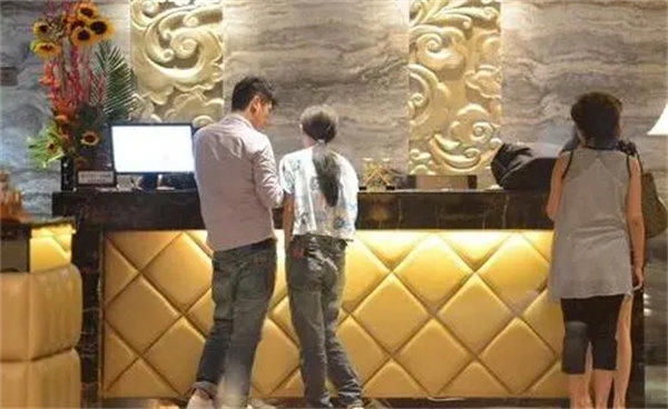 曝光情人节开房宾馆爆满现象(是夫妻的并不多)